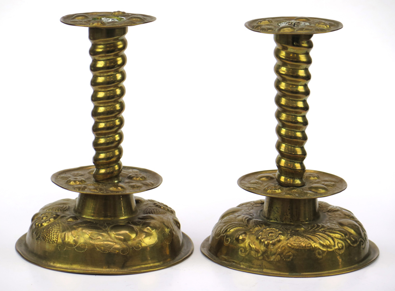 Ljusstakar, 1 par, mässing barockstil, 1800-tal, driven dekor av frukter mm, höjd 25 cm