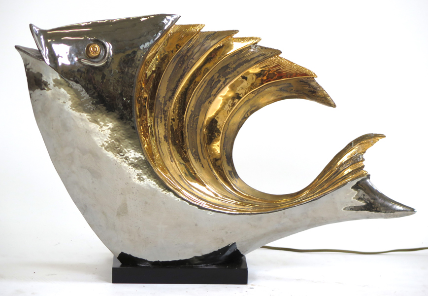 Granchi, Paolo, skulptur, förgylld och försilvrad keramik på träsockel med belysning, fisk, h inklusive sockel 50 cm, lagningar