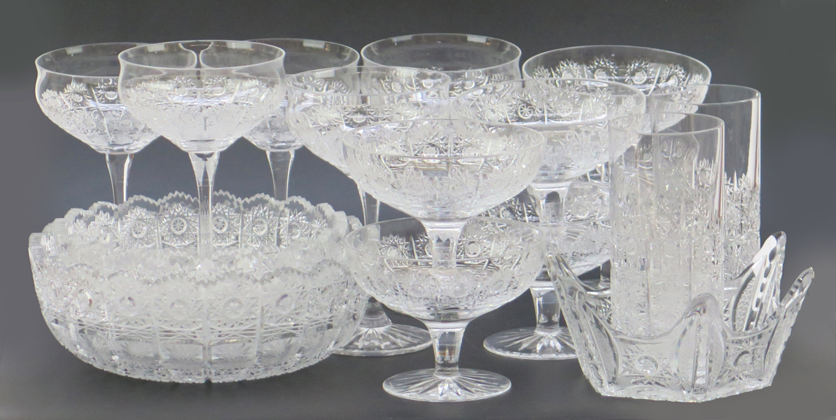 Okänd designer, glasservidelar, 18 st, bl a 5 champagnekupor och 6 efterrättsskålar, dekor av stjärnor