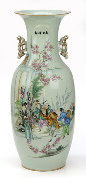 Golvvas, Kina, republik, 1900-talets 1 hälft, dekor av människor mm i famille-rose-färger, höjd 56 cm, hårspricka