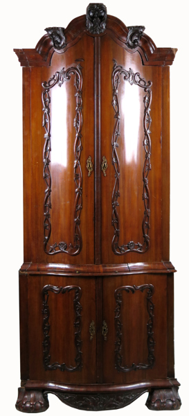 Hörnskåp, skuren valnöt, Nordeuropa, Louis XV, 1700-talets mitt eller 2 hälft, skuren dekor av akantus mm, claw-on-ballfötter, h 238 cm