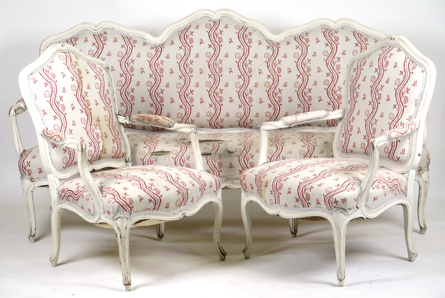 Soffgrupp, 3 delar, skuren och vitlaserad rödbok med linneklädsel, , Tyskland, Louis XV, 1700-talets mitt, 3-sitssoff samt 2 armstolar, soffa l 200 cm, klädsel med skador och fläckar
