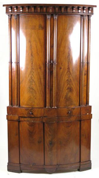 Hörnskåp, mahogny, Köpenhamnsarbete i empire, 1820-30-tal, välvd front, betecknad Christiansen, h 234 cm, smärre fanérskador, någon del saknas