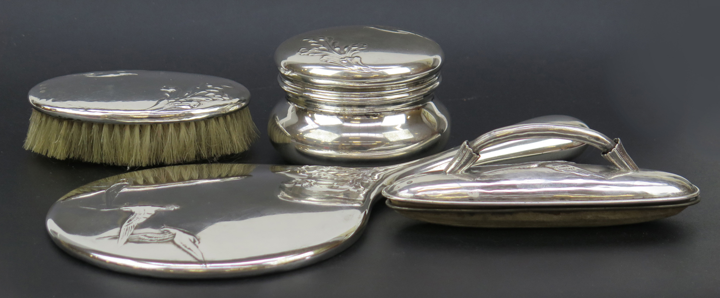 Toiletteuppsats, 4 delar, silver, stämplad Arend Dragstedt Köpenhamn 1929-33, total vikt inklusive spegelglas och borstar 790 gr