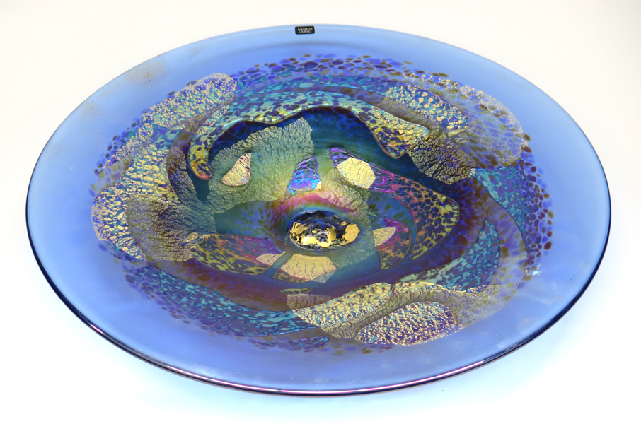 Ahlefeldt-Laurvig, Michael, egen verkstad Nädhult, fat, glas, iriserande och förgylld dekor, hand- och etikettsignerat, dia 45 cm, medföljer plexiglasställning
