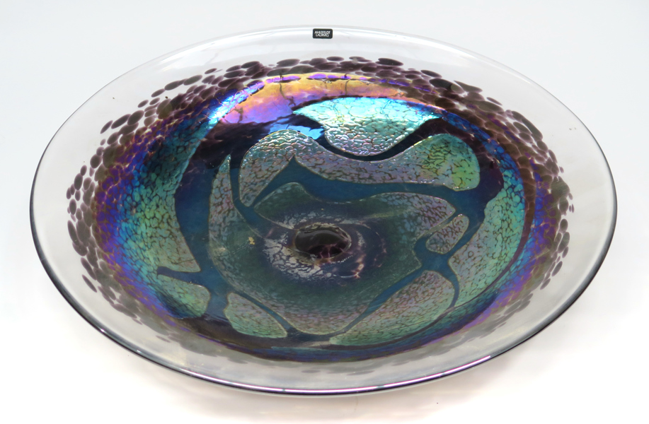 Ahlefeldt-Laurvig, Michael, egen verkstad Nädhult, fat, glas, iriserande dekor, hand- och etikettsignerat, dia 45 cm, medföljer plexiglasställning