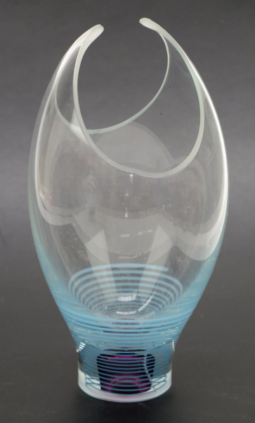 Nickerson, John, vas/skulptur, glas, dekor i blått och violett underfång samt luftbubblor, osignerad, h 26 cm, proveniens: gåva till glaskonstnären Michael Ahlefeldt-Laurvig, därefter i arv