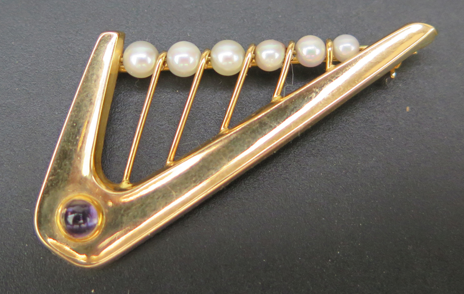 Okänd designer för Ceson, brosch, 18 karat rödguld med cabochonslipad ametist och pärlor, i form av harpa, stämplad Göteborg 1964, l 45 mm, vikt 3,6 gram
