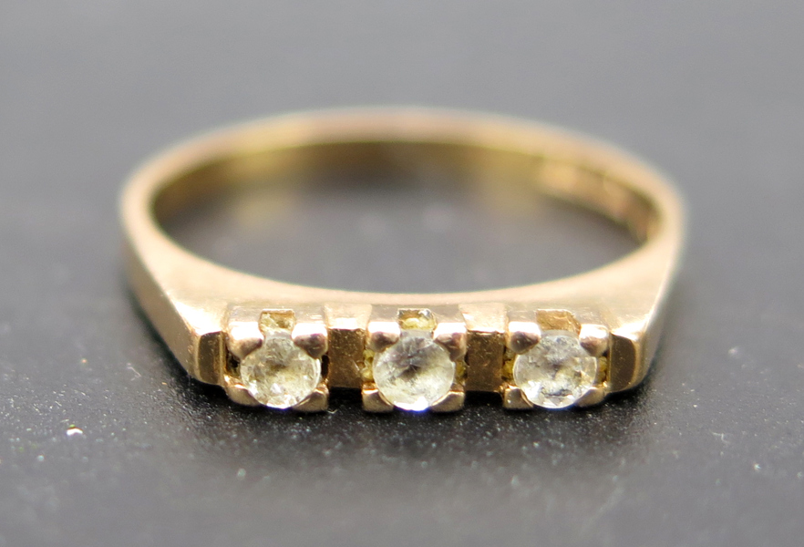 Ring, 18 karat rödguld med vita stenar, stämplad Svedboms Hov 1946, innerdiameter 15 mm, vikt 2,3 gram