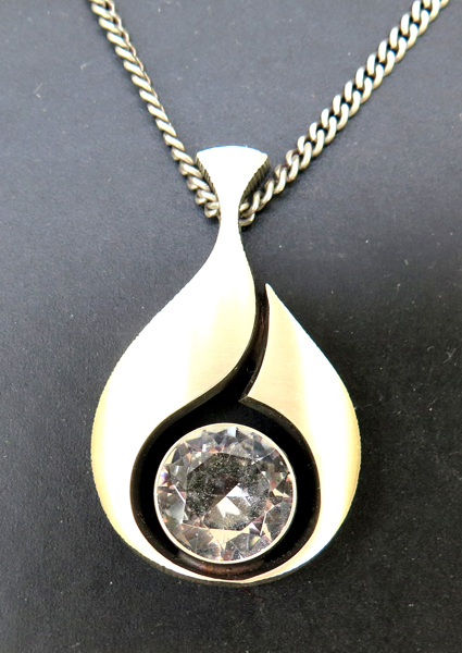 Laine, Karl för Finndesign, hänge med kedja, sterlingsilver med facettslipad bergkristall, h 45 mm, i originaletui