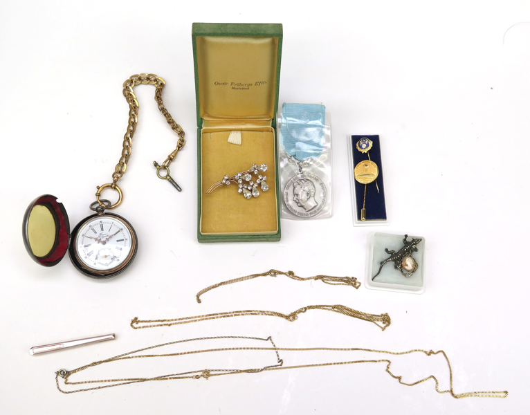 Parti smycken, bijouterier mm, bland annat herrfickur, silver 1800-tal, samt brosch, silver och markasiter i form av ödla