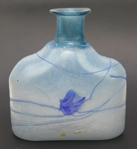 Vallien, Bertil för Kosta Boda, vas/flaska, glas, "Galaxy Blue", design 1982, dekor av invälsade trådar och fält, höjd 25 cm