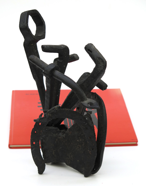 Okänd konstnär, skulptur, svärtat smide, höjd 29 cm, medföljer bok Robert Jacobsen