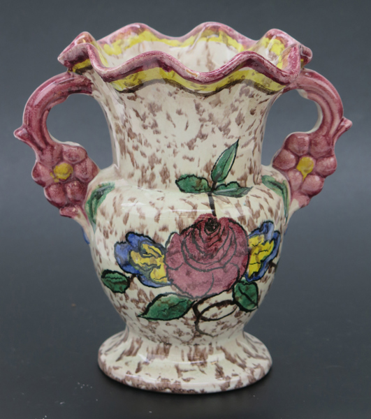 Hänkelvas, fajans, antagligen Italien, 1900-tal, dekor av blommor, höjd 22 cm