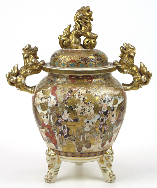 Lockurna, flintgods, Japan, Meiji, sekelskiftet 1900, dekor av personer mm, hänklar i form av Fo-hundar, h 38 cm