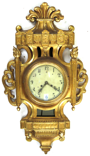 Väggur, skuret och förgyllt trä, gustaviansk typ, 1800-tal, h 90 cm, renoverat och kompletterat