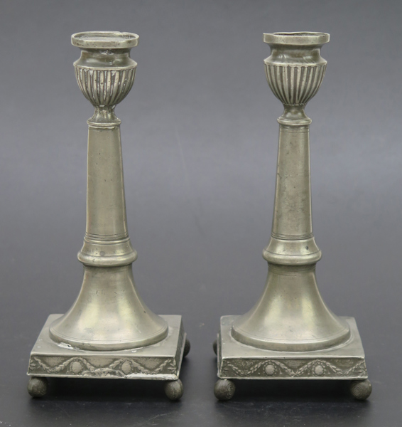 Ljusstakar 1 par, tenn, empiretyp, 18-1900-tal, kolonnformade på kvadratisk fotplatta, h 20 cm