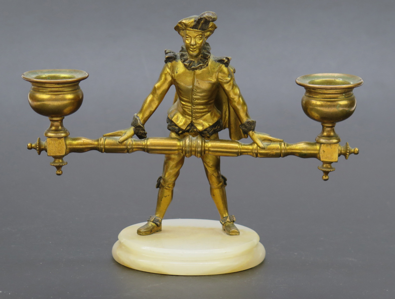 Okänd designer, 1800-talets mitt eller 2 hälft, kandelaber till 2 ljus, förgylld brons på vit marmorsockel, Commedia del Arte, h 15 cm