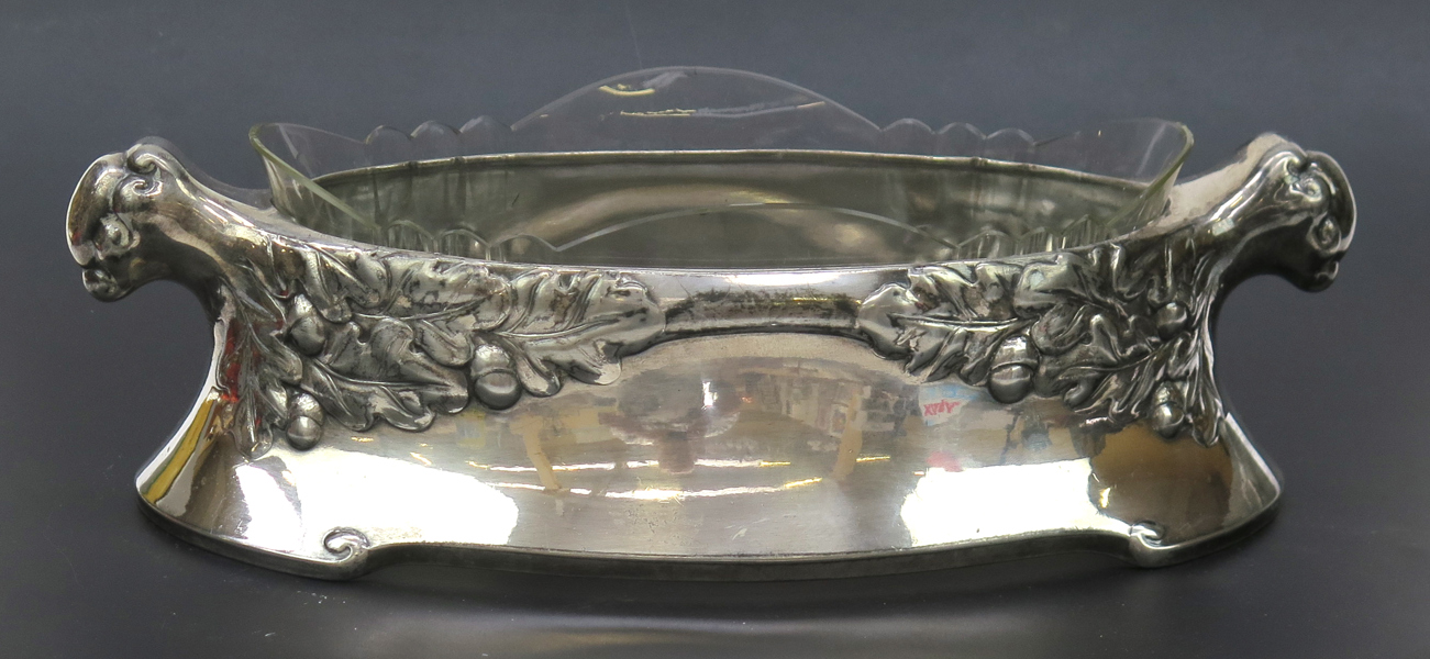 Okänd designer för Victoria, Danmark, jardinière, nysilver med glasinsats, jugend, sekelskiftet 1900, dekor av ekollon mm, l 36 cm, minimala nagg