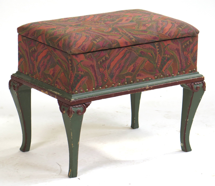 Fotpall/sittpuff/pianopall med låda i sits, skuret, bemålat och bronserat trä och textil, 1900-talets mitt, längd 56cm