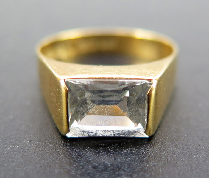 Klackring, 18 karat rödguld med facettslipad bergkristall, stämplad Svedboms Vetlanda 1965, innerdiameter 15 mm, vikt 3 gram