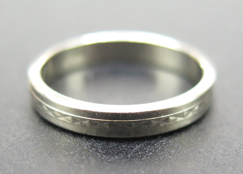 Ring, 18 karat vitguld, utländsk stämpel, innerdiameter 15 mm, vikt 2,4 gram