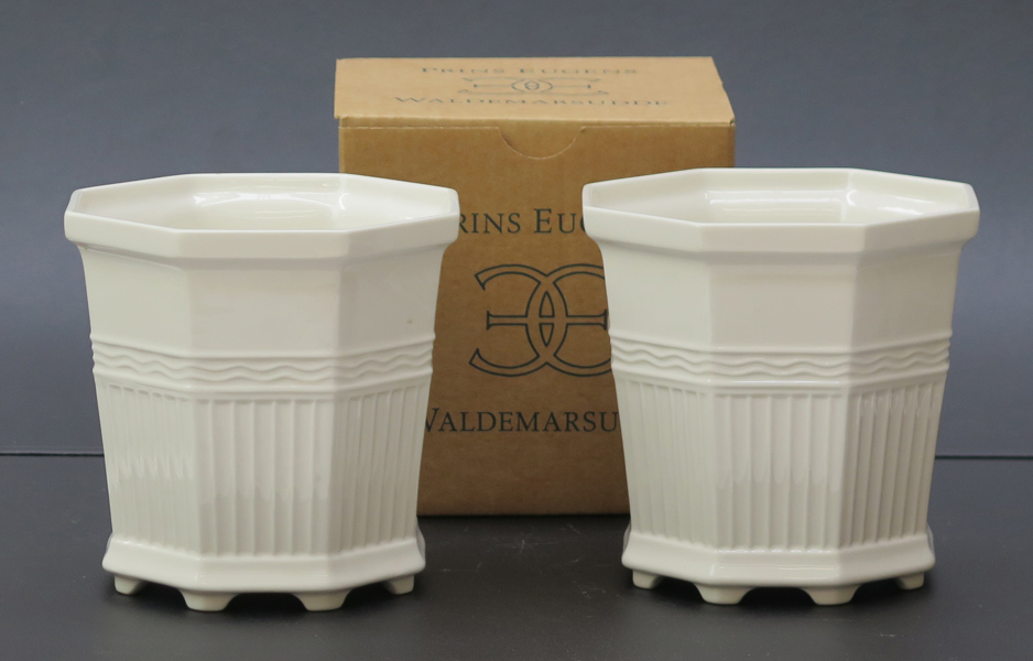 Ytterkrukor, 1 par, porslin, "Waldemarsudde", design Prins Eugen 1915, diameter 16 cm, 1 förefaller oanvänd i originalförpackning