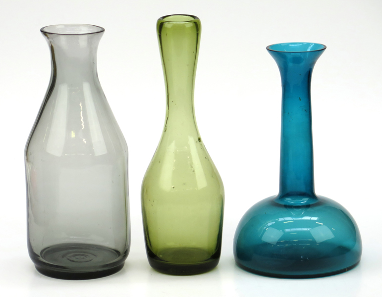 Flaskor, 3 st, färgad glasmassa, 1950-60-tal, höjd 21-24 cm