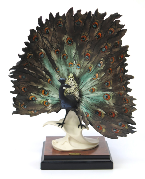 Armani, Giuseppe för Capodimonte, skulptur, glaserat porslin, "Peacock", höjd 34 cm
