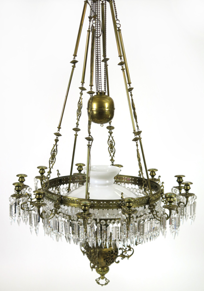 Takfotogenlampa, mässing med prismor och vit glaskupa, sekelskiftet 1900, justerbar höjd, maximal höjd cirka 180 cm
