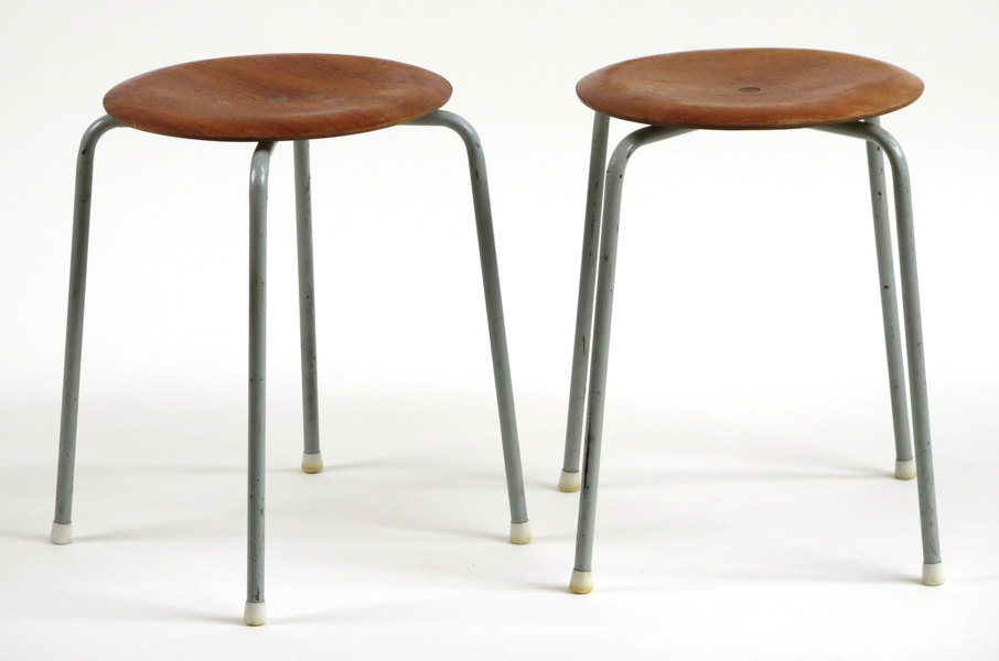 Okänd designer, 1900-talets mitt, pallar, 1 par, lackerad metall med teaksits, modell snarlik Arne Jacobsens "Dot", h 45 cm