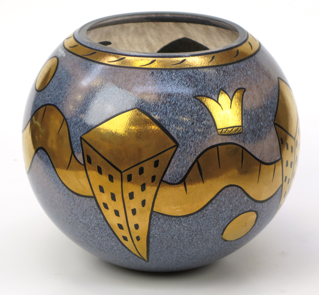 Hydman Vallien, Ulrica för Kosta Boda, skål/vas, bemålat glas, "Goldie", förgylld dekor av hus mm, signerad och etikettmärkt, h 16 cm