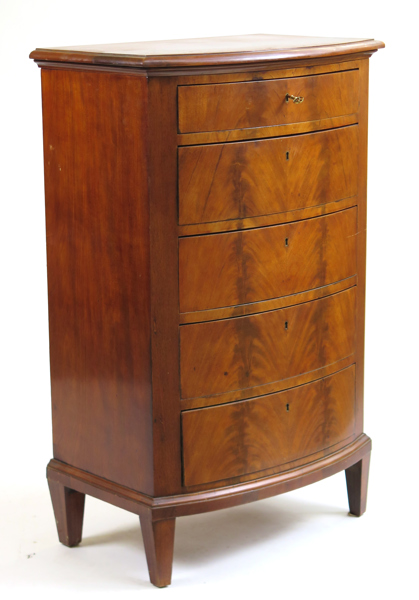 Byrå, mahogny, 1900-talets början, 5 lådor, välvd front, b  72 cm