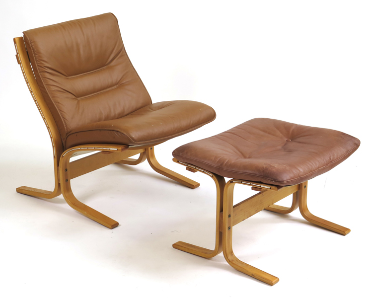 Okänd designer för Ekornes, fåtölj med fotpall, böjträ med ljusbrun läderklädsel, etikettmärkt