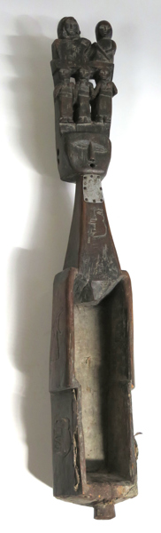 Luta, så kallad Sarangi, norra Indien, 1900-talets 1 hälft, skuren dekor av elefanter, påfåglar mm, höjd 69 cm, skinn och strängar sakna