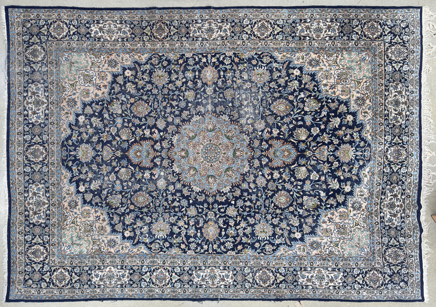 Matta, semiantik Täbriz, 415 x 300 cm, ställvis slitage