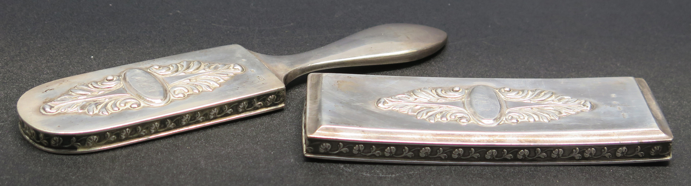 Borsthandtag samt lock till toilettedosa, silver, empire, dekor av akantus, stämplade Jakob S Lundberg Stockholm 1838, l 13 respektive 18 cm, total vikt 105 gram