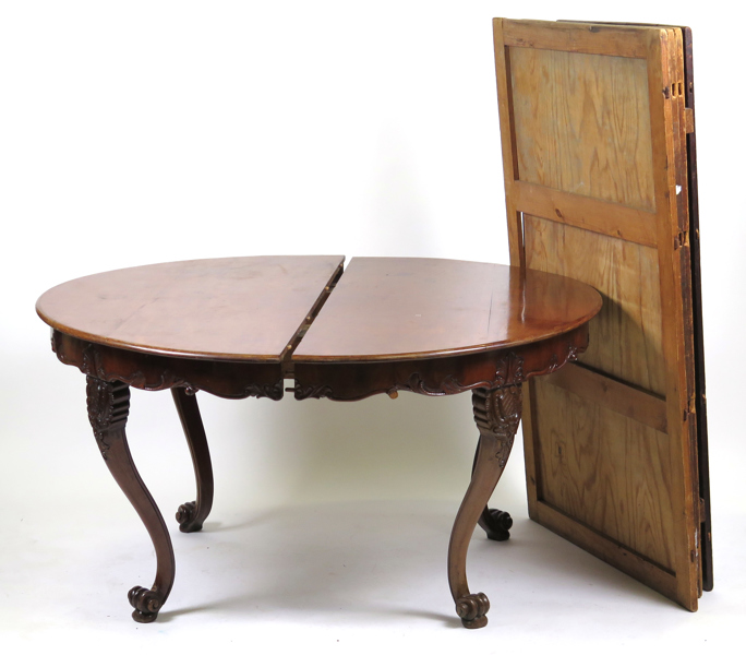 Matbord, mahogny, 1800-talets 2 hälft, medföljer 1 fanerad och 3 ofanerade iläggsskivor, dia 140 cm, total l 467 cm, 1 fot lagad, utdragsskenor med defekter