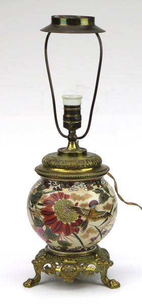 Bordslampa, flintgods med mässingsmontage, sekelskiftet 1900, japanicerande dekor av fåglar mm, total höjd 54 cm