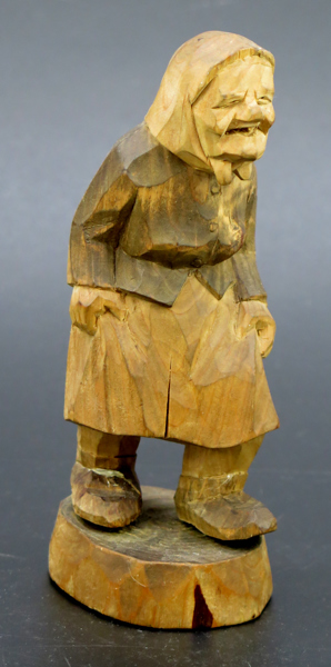 Harjula, E, skulptur, skuret trä, gående gumma, "Räntää vettä", signerad och daterad -54, h 19 cm