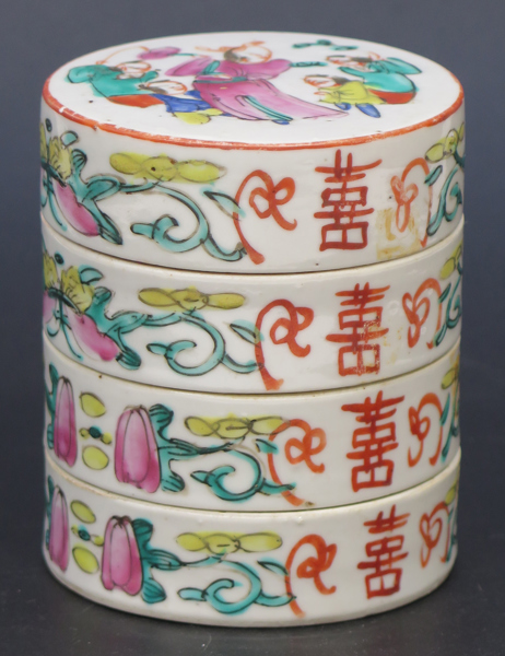 Lockask, 4-delad, porslin, Kina, Qing/republik, dekor av barn, Shou-tecken mm i famille-rose-färger, h 10,5 cm