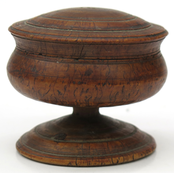 Lockask, svarvad masurbjörk, 1800-talets 1 hälft, diameter 11 cm, mynning med invändig nagg