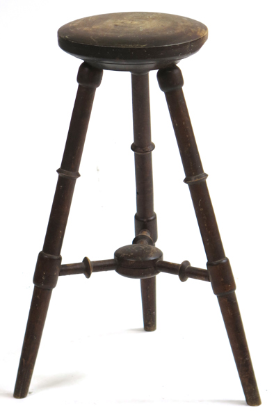 Mjölkpall, svarvat trä, 1800-tal, välvd sits, höjd 57 cm