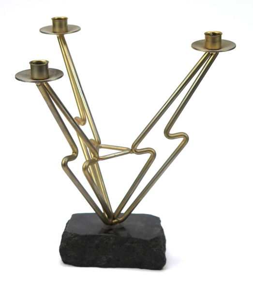 Okänd designer för Cambria, kandelaber till 3 ljus, eloxerad aluminium på diabassockel, "Genesis", etikettmärkt, h 32 cm