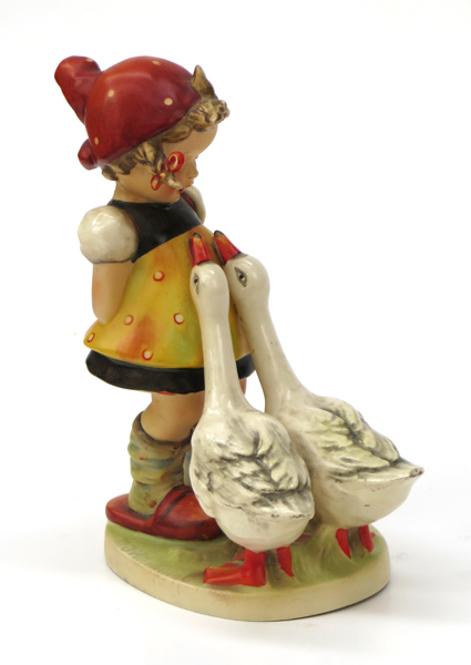Hummel, Maria för Wilhelm Goebel, figurin, glaserat flintgods, flicka med gås, höjd 18 cm