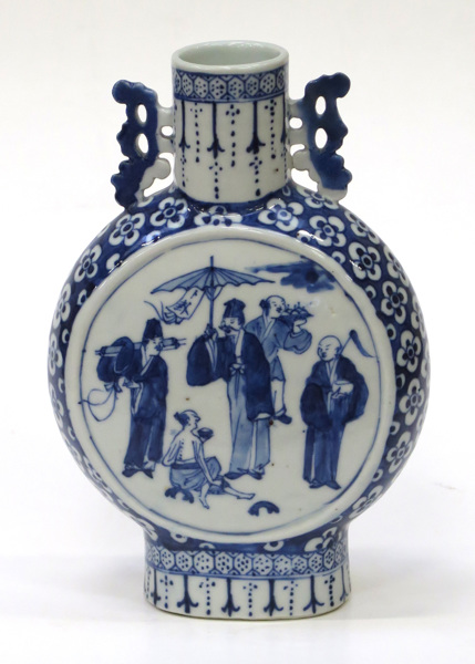 Pilgrimsflaska, porslin, Kina, Daoguang (1820-50), blå underglasyrdekor av blommor, personer mm, _4924a_8d8985c8d71b3e9_lg.jpeg