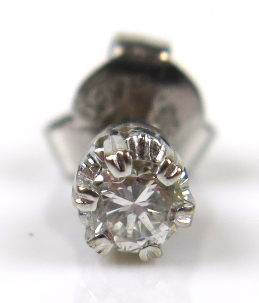 Örhänge, 18 karat vitguld med 1 briljantslipad diamant om cirka 0,15 carat,_4972a_lg.jpeg