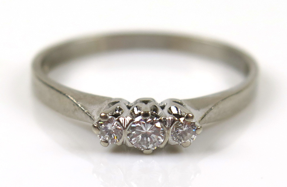 Ring, 18 karat vitguld med 3 briljantslipade diamanter om 0,2 carat enligt gravyr, _4973a_lg.jpeg