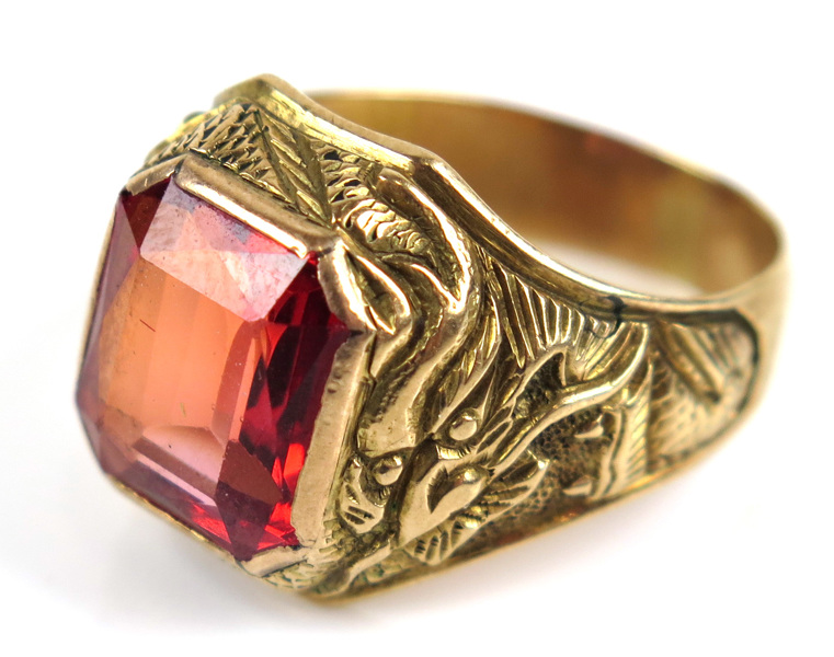 Ring, 14 karat rödguld med facettslipad, röd sten, dekor av kinesiska drakar,_4975a_lg.jpeg