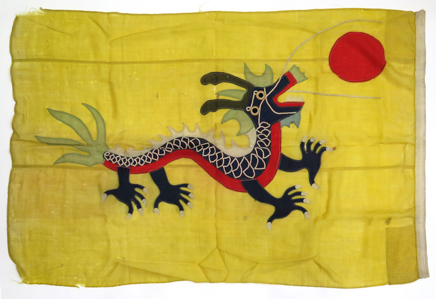 Flagga, siden, Kina, Qing, sekelskiftet 1900, dekor av Qing-dynastins Himmelsdrake med den heliga pärlan,_5201a_8d8a037a9a3b5ce_lg.jpeg